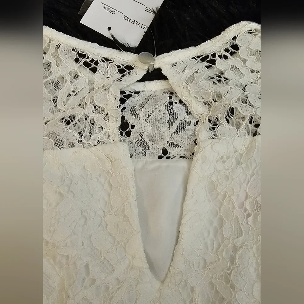 DAVID'S Bridal Short Lace Flower Girl Dress with Illusion Sleeves White 2T - Picture 3 of 8